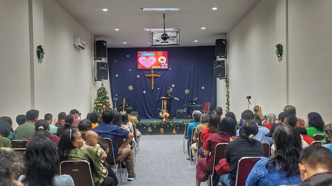 Jemaat GBI SCM berkumpul bersama