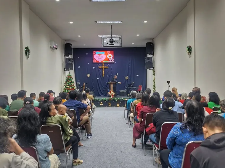 Suasana Ibadah Raya di Gereja Bersama