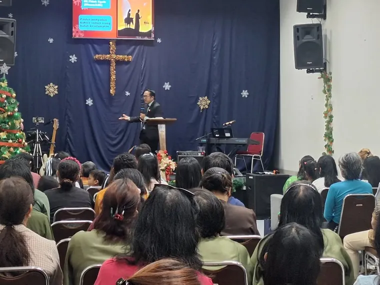 Jemaat mengikuti ibadah